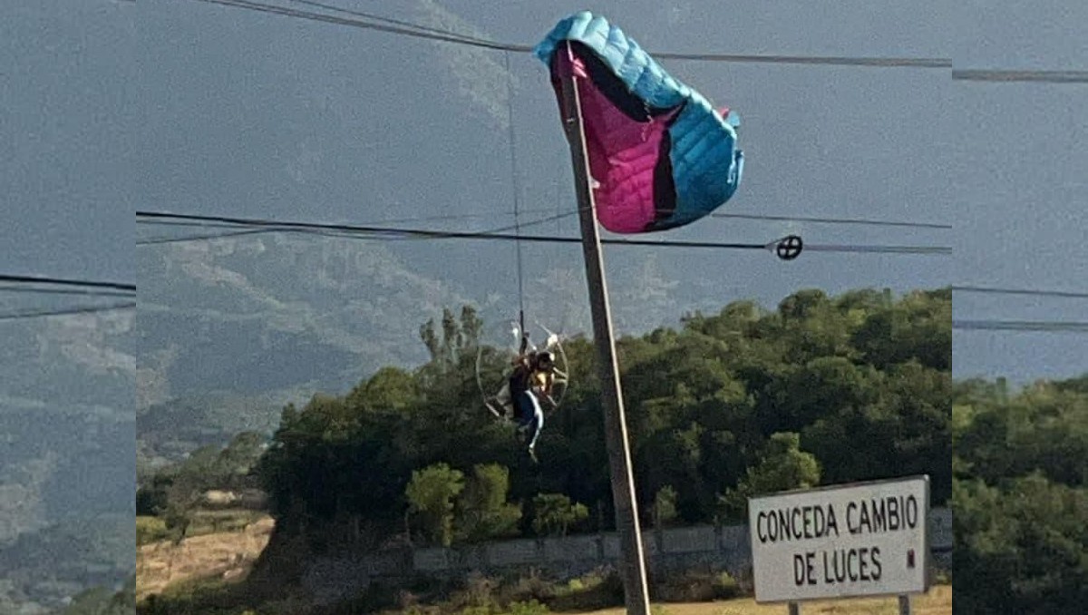 Mujer cae de paracaídas en Allende, Nuevo León. Foto: Especial