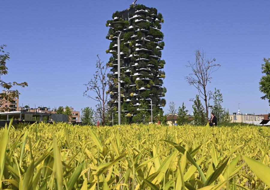 Paisaje primaveral cerca del Bosco Verticale, o Bosque Vertical, en Milán, Italia. (Alberto Lingria/Xinhua)