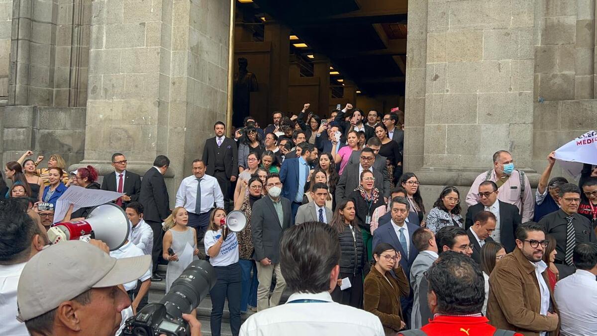 Trabajadores del Poder Judicial se manifiestan afuera de la SCJN