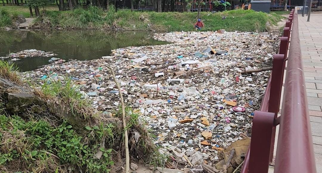 La acumulación de basura provoca mal olor en toda la zona. (Pablo Núñez)