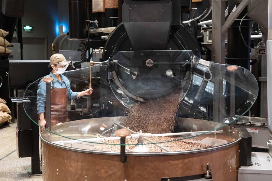 Una empleada trabaja en la lujosa Starbucks Reserve Roastery en Shanghái. (Xinhua/ Wang Xiang)