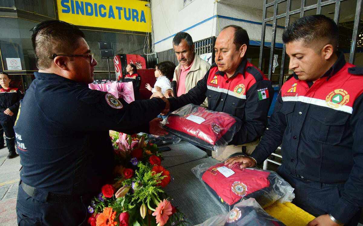 Entregan reconocimientos a bomberos en Atotonilco de Tula. (Francisco Villeda)