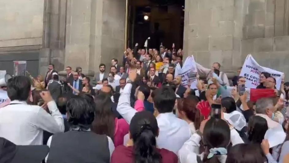 Manifestación contra reforma judicial ingresa a Suprema Corte tras dos años de puertas cerradas