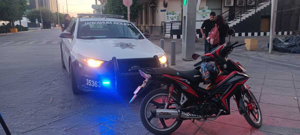 Por no respetar la luz del semáforo en rojo, un taxista impactó a una pareja en moto en plena zona centro de Torreón. | Especial