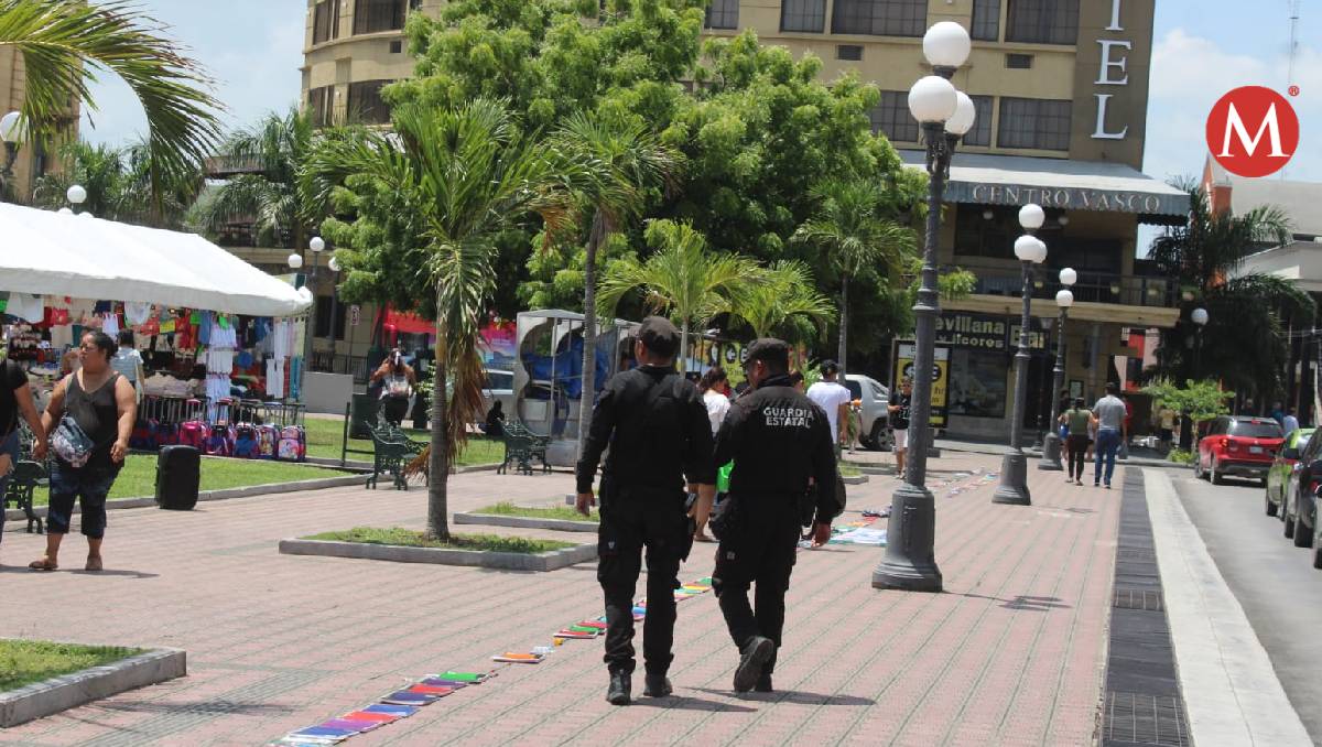 Rodean plaza de Armas de Tampico con útiles escolares. (Yazmín Sánchez)