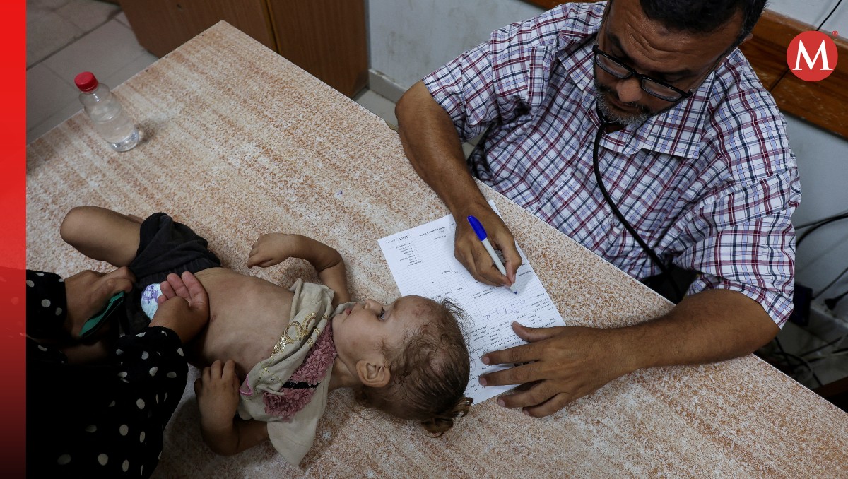 Una niña palestina es examinada por un doctor | Reuters