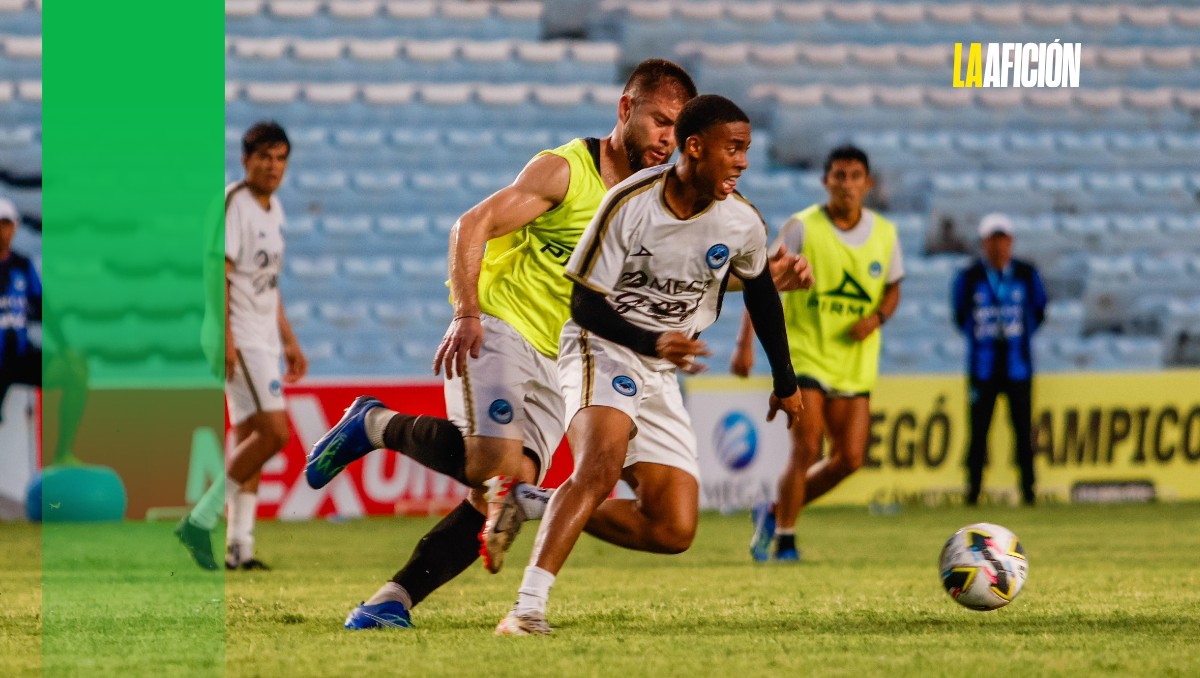 Víctor Minota, delantero colombiano, durante el entrenamiento de la Jaiba Brava.