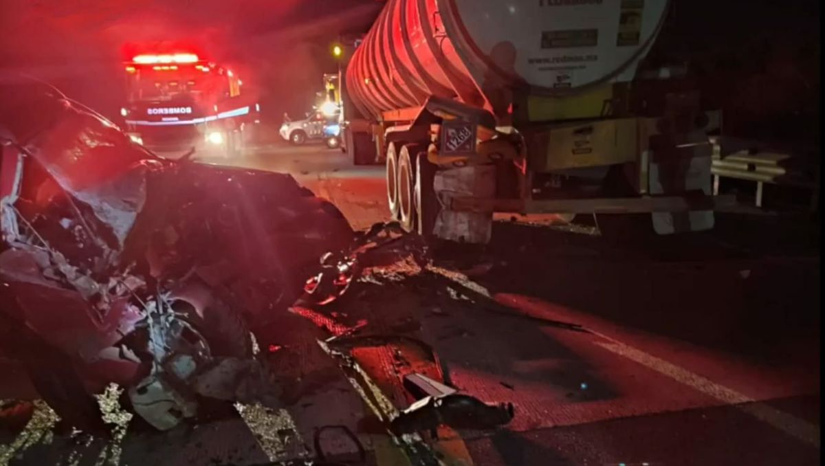 En uno de los accidentes un camión tipo panel chocó contra un tráiler. Especial