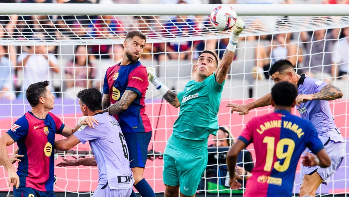 Alex Padilla se luce con grandes atajadas en derrota vs el Barcelona (X @AthleticClub)