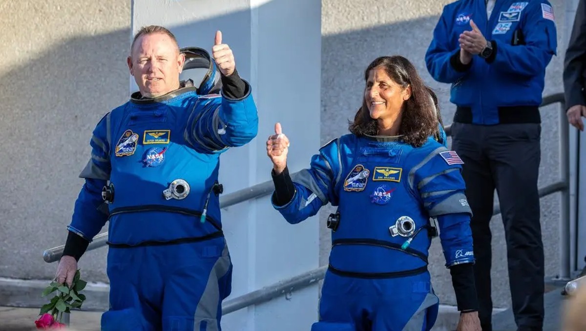 Los astronautas Butch Wilmore y Suni Williams antes de quedar varados en  la EEI. | Especial