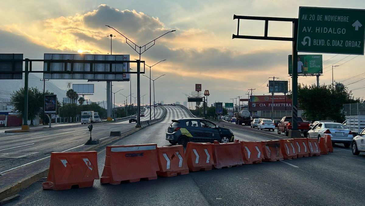 El cierre del puente ha generado tráfico en la zona. Pedro Delgado