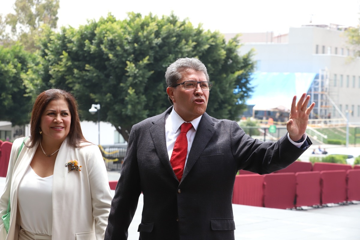 Ricardo Monreal acudió a la Cámara de Diputados para su registro. | Foto: Jesús Quintanar
