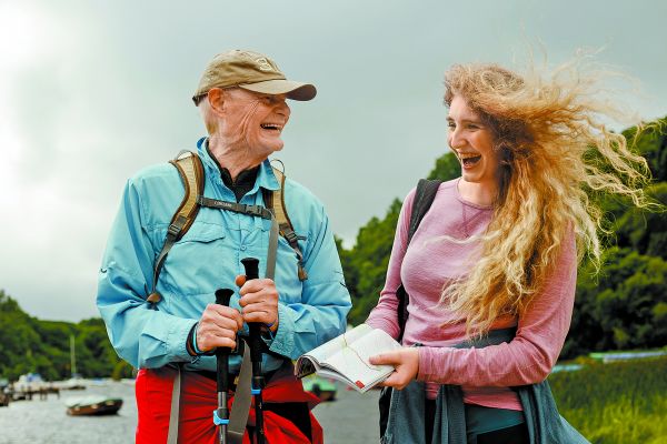 Rick Rhoads, de 80 años, y Lucy Erent, su nieta de 15, recorren juntos un tramo de la West Highland Way cerca de Balmaha, Escocia, en julio de 2024.