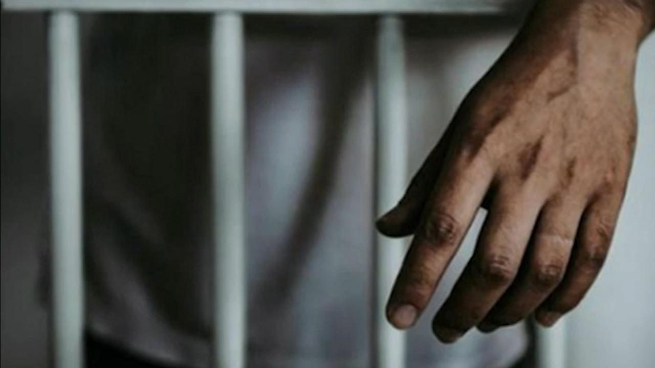 Hombre es detenido por presunto delito de robo tras llevarse botana de tienda