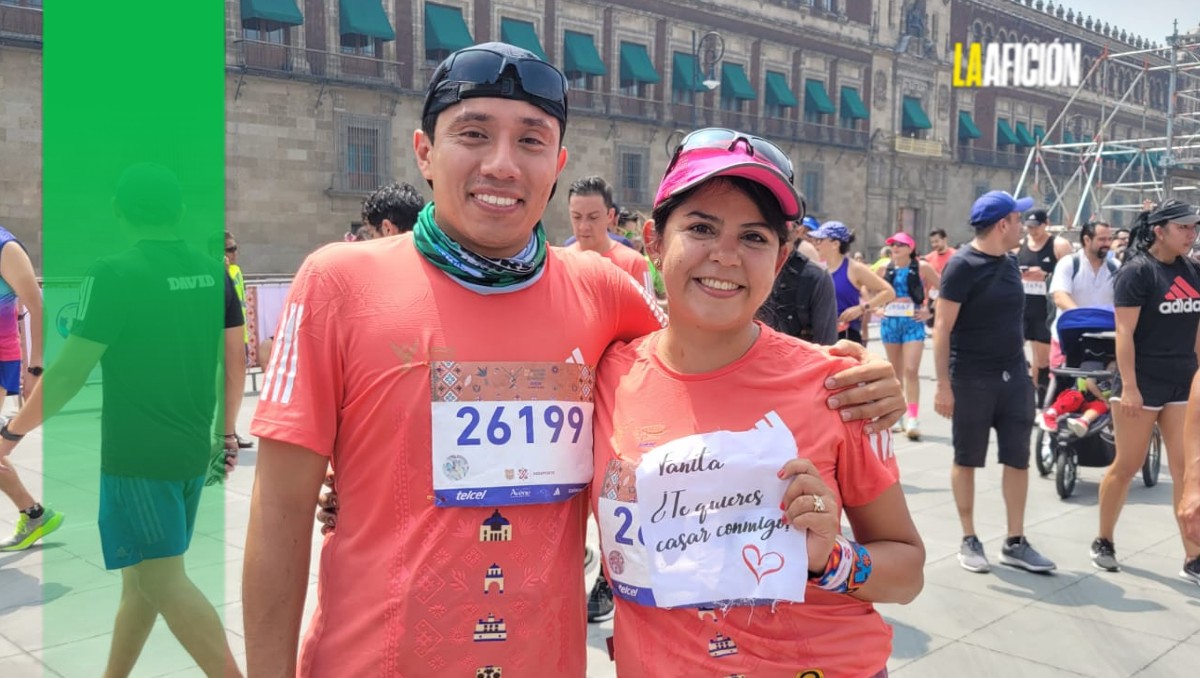 Corredor realiza propuesta de matrimonio en el Maratón de la Ciudad de México 2024 (Zeltzin Zamora)