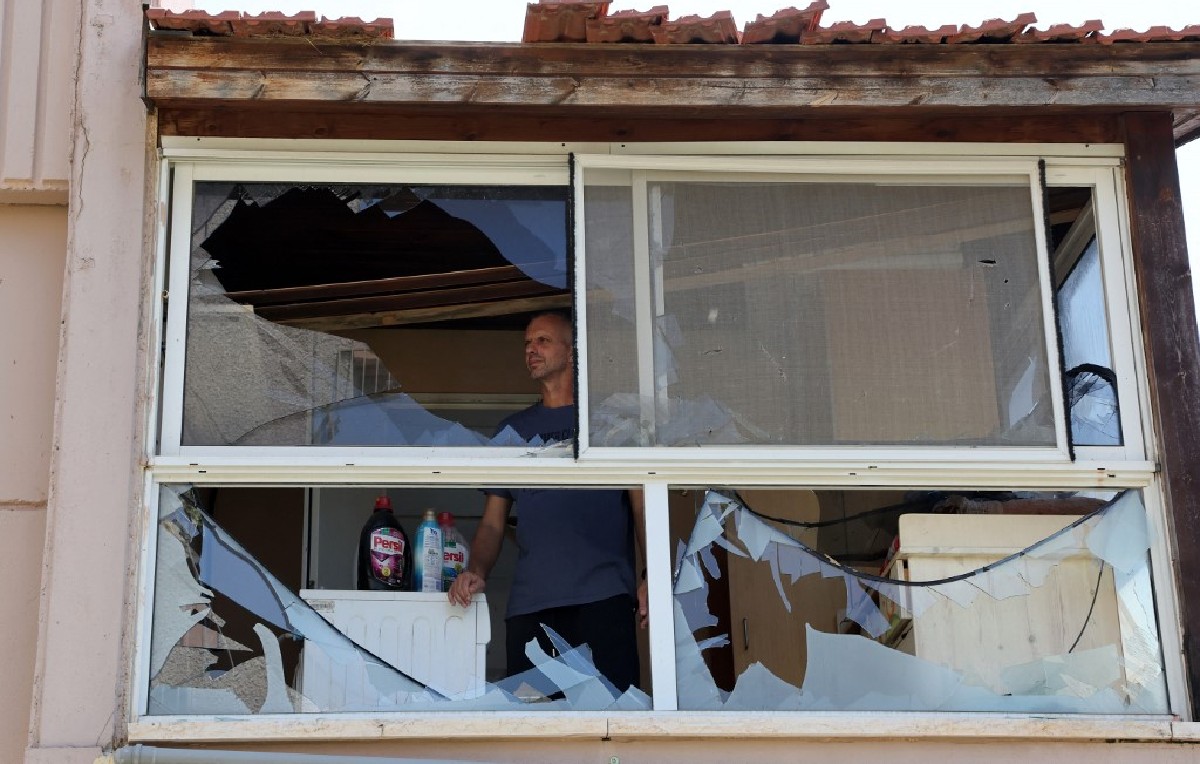 Daños causados ​​por un cohete disparado desde el Líbano en la ciudad costera israelí de Acre (AFP)
