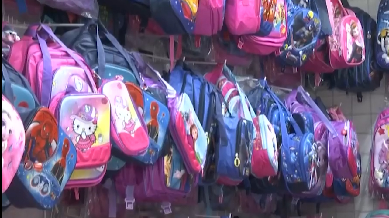 Expertos advierten daños en la columna por peso desmedido en mochilas escolares