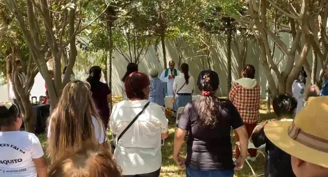 Los familiares mostraron fotos de los desaparecidos.