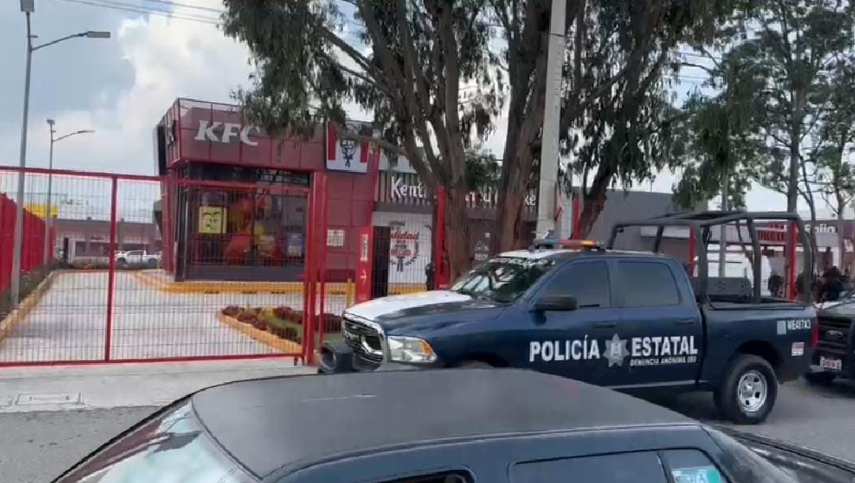 Una mujer de 25 años murió tras ser atacada a balazos en un KFC de Toluca. Foto: (Especial)