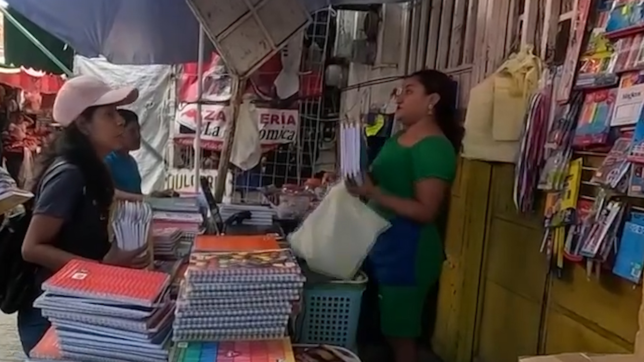 Padres de familia en Oaxaca economizan para el regreso a clases