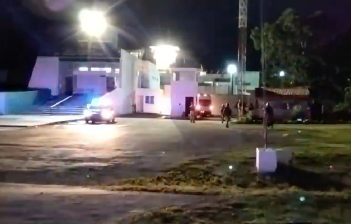 Patrullas a las afueras del penal de San Francisco Kobén (Especial)