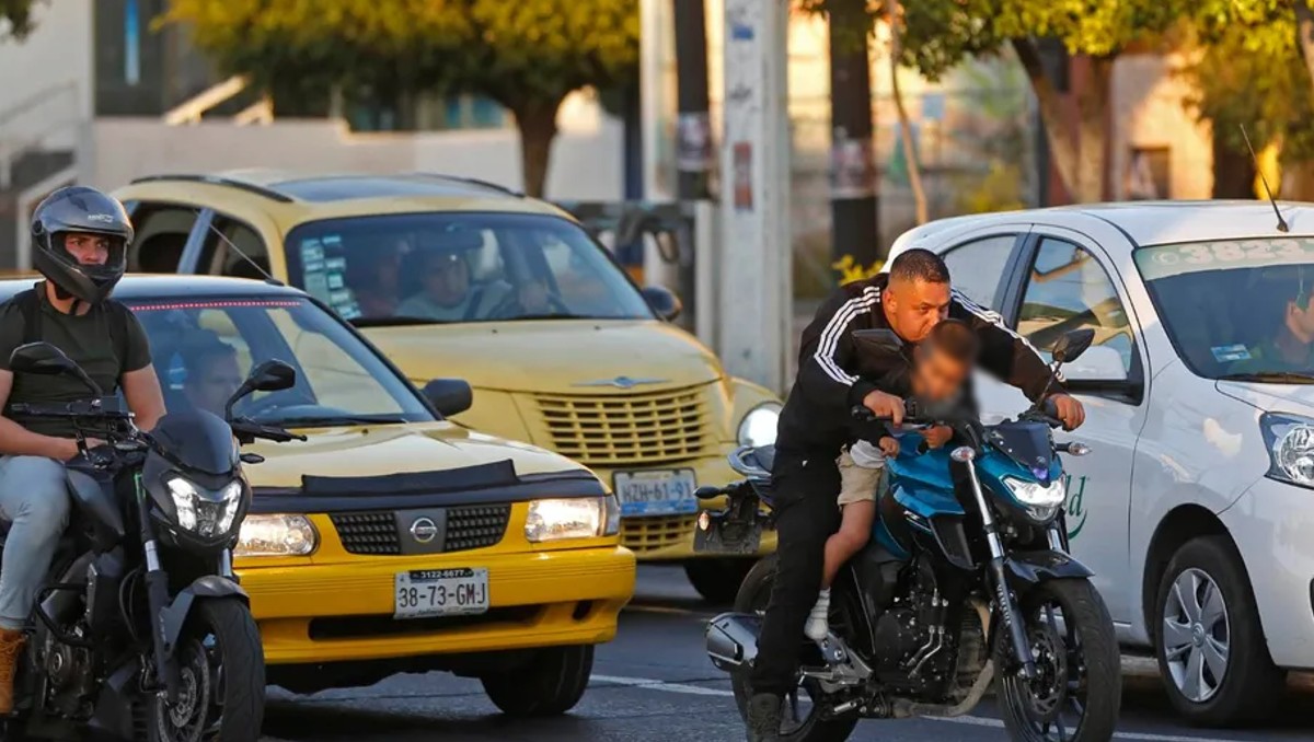 Prohíben en Pachuca subir a menores a motocicletas (Foto: Fernando Carranza).