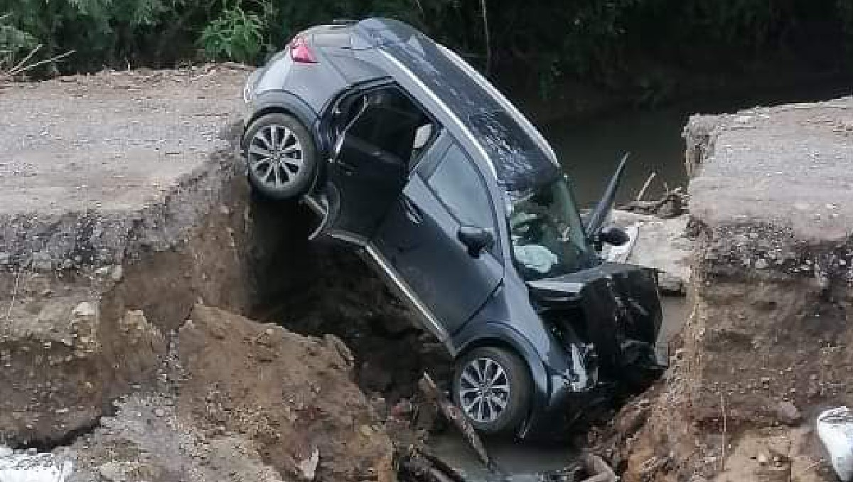 No se reportaron heridos por la caída de la camioneta en un puente deslavado en el río Xinte, Jilotzingo. Foto: (Especial)