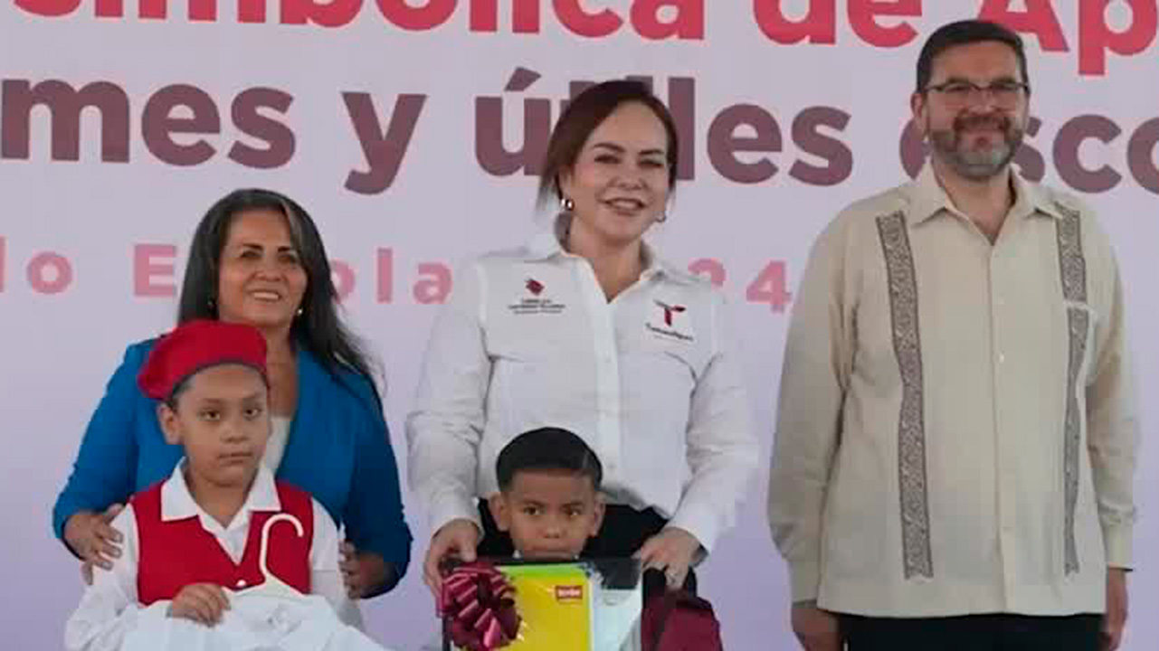 Alcaldesa de Nuevo Laredo entrega mochilas, útiles y uniformes a más de 53 mil estudiantes