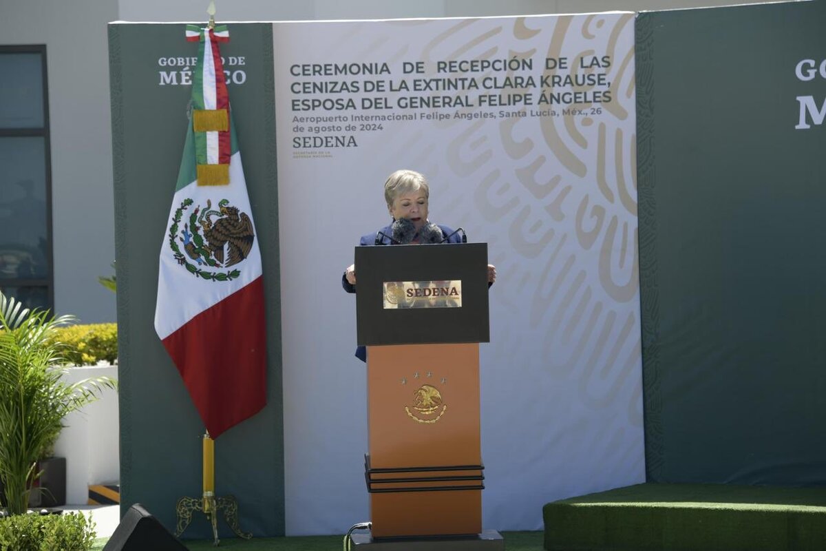 Alicia Bárcena en la ceremonia de recepción de las cenizas de la extinta Clara Krause, esposa del general Felipe Ángeles | Foto: X/@aliciabarcena