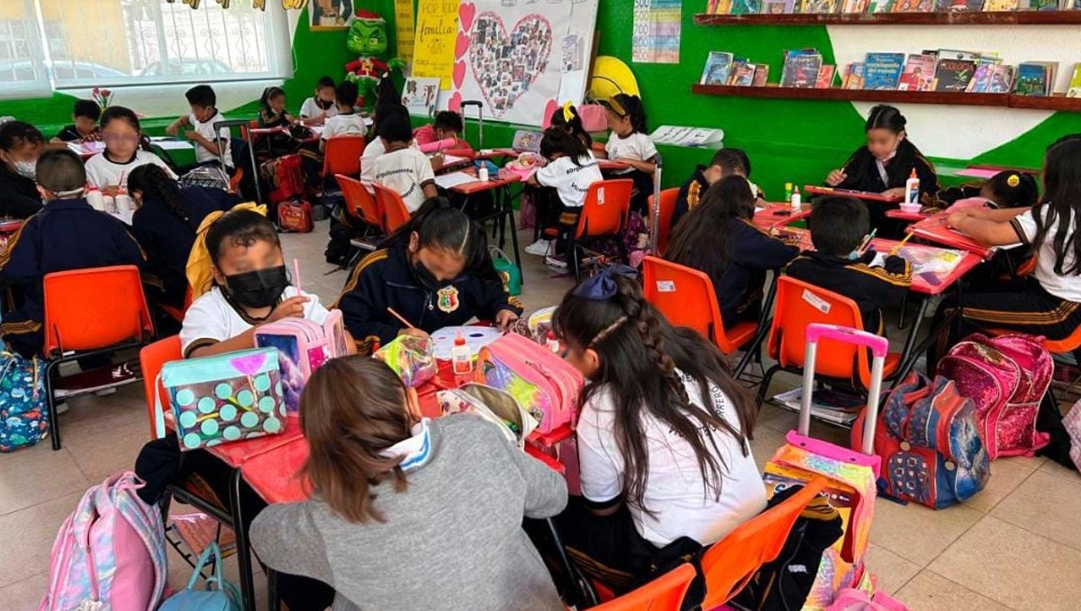 Alumnos de primaria en Pachuca, Hidalgo, durante su primer día de clases