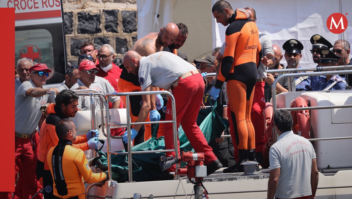Buzos del departamento de bomberos de Italia desembarcan una bolsa de plástico con el cuerpo de una de las víctimas de un naufragio | AP