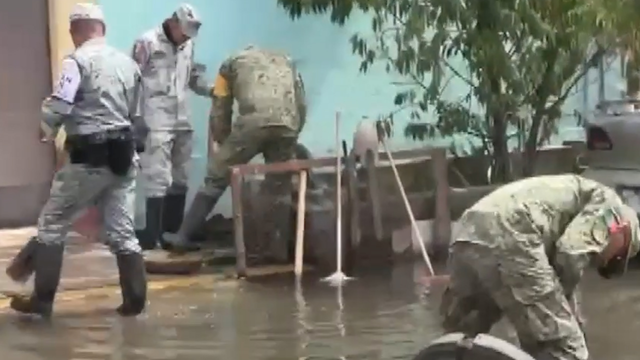 Ejército mexicano realiza labores de limpieza en Chalco, Edomex