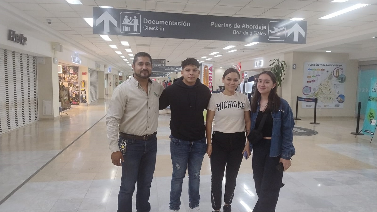 Jamet Terán, Libia Pamela Flores, Yovana Montemayor y Kevin Orlando, estudiantes que viajarán a Europa. (cortesía)