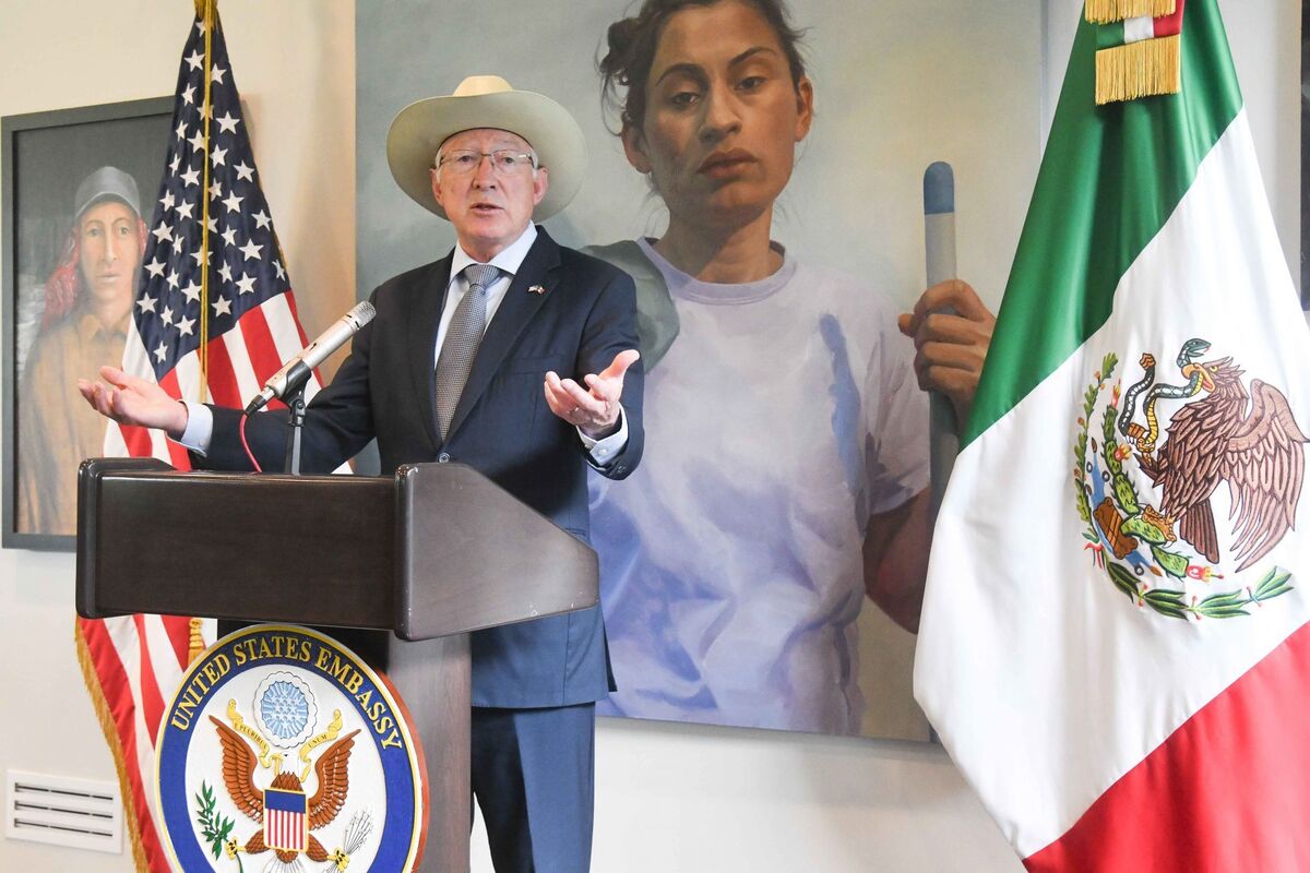 Ken Salazar, embajador de los Estados Unidos en el territorio nacional.