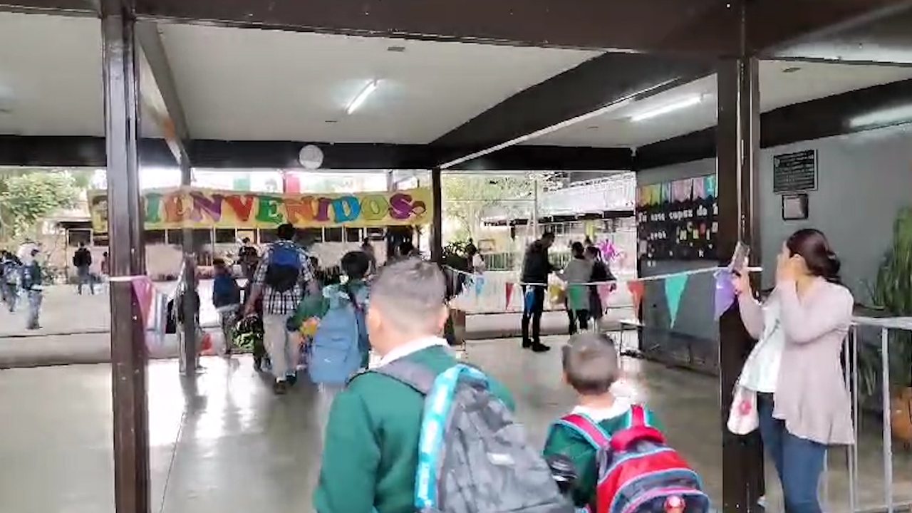 Más de 900 mil alumnos regresan a clases en Michoacán