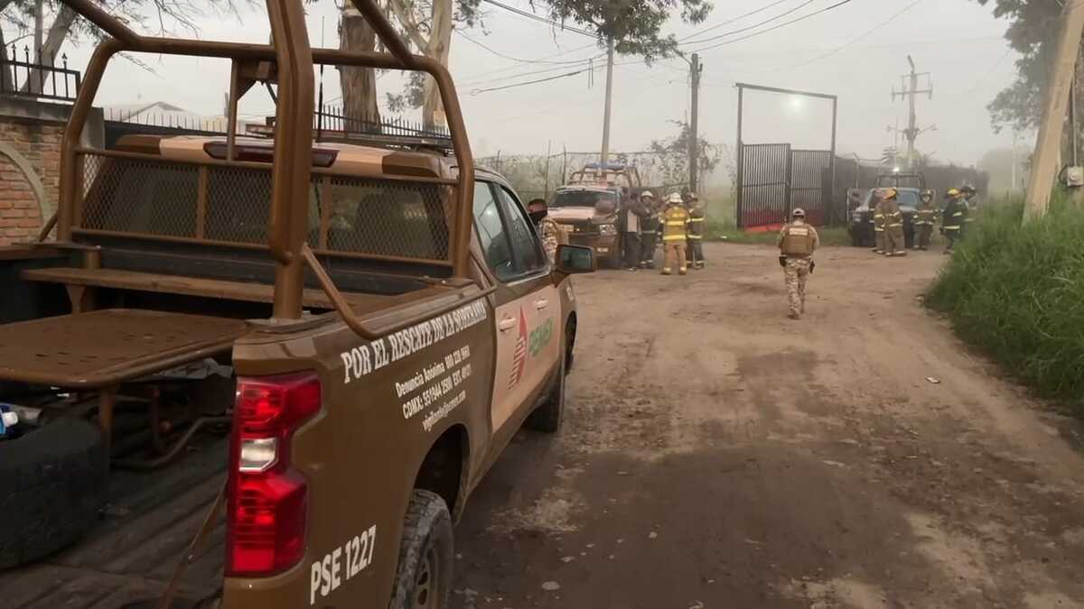 Personal de Pemex supervisó los trabajos en torno a la toma clandestina. (Juan Munguía)