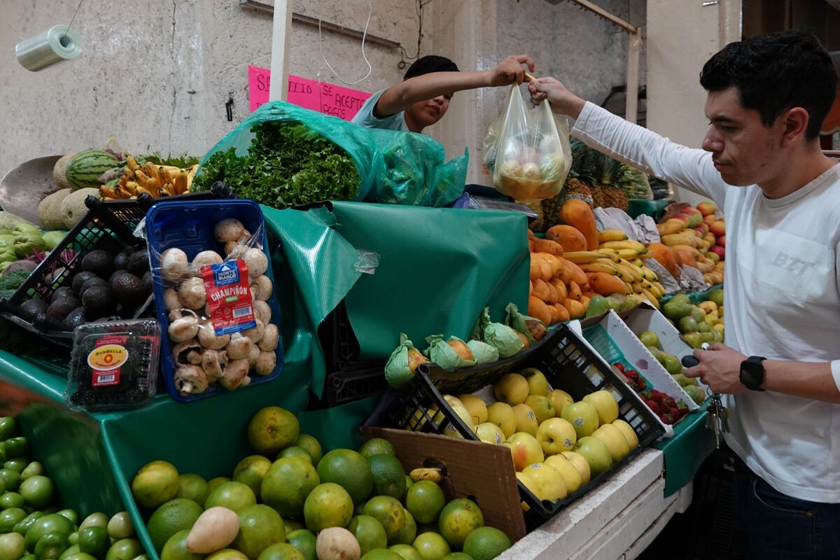Precios de la canasta básica en México: desde las ofertas más económicas hasta los costos más altos por región. (Cuarto oscuro)