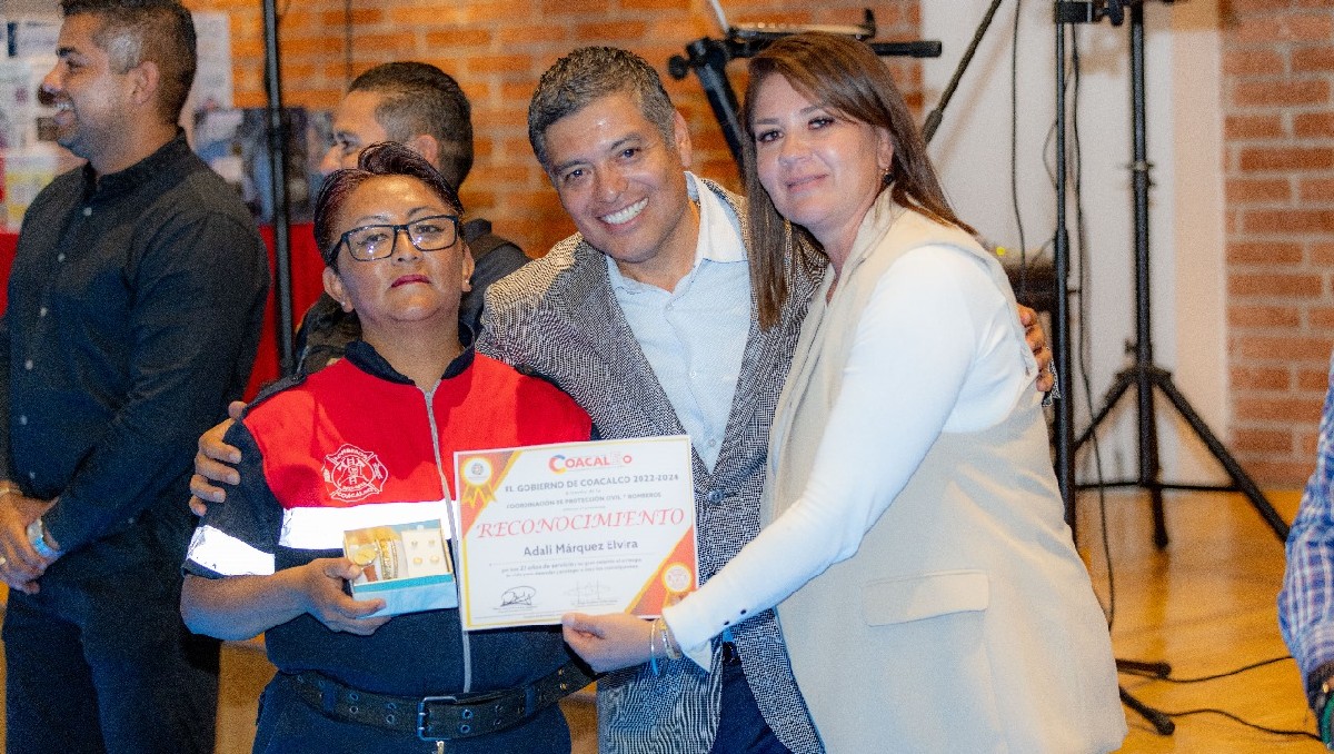 El presidente municipal de Coacalco entregó los reconocimientos a los bomberos municipales. Foto: (Especial)