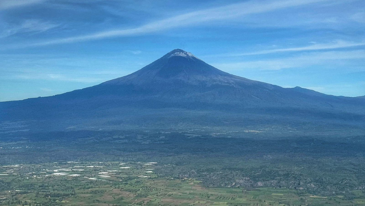 Vista aérea del volcán Popocatépetl este 26 de agosto | Guillermo Franco (@bilofranco)