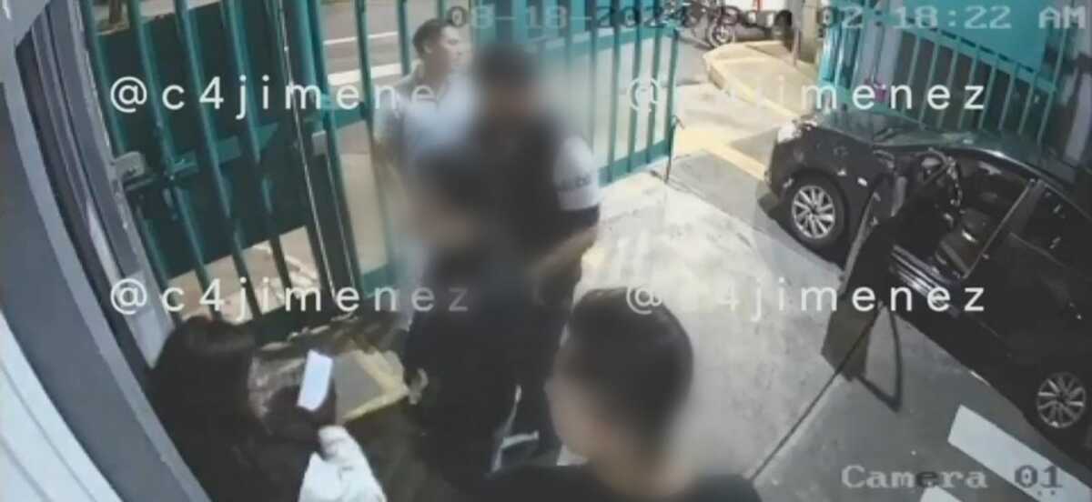 El hombre estaba acompañado de tres de sus amigos.