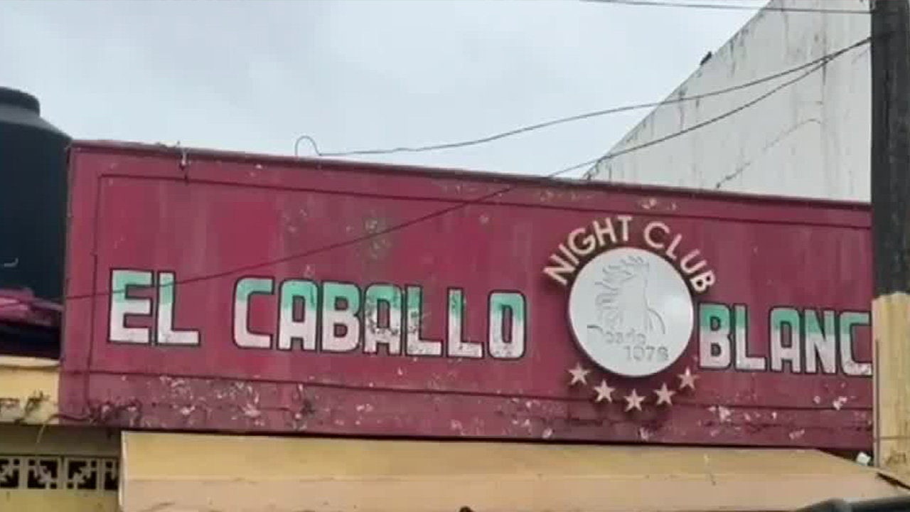 Exigen justicia por las víctimas de la masacre en el bar "Caballo Blanco" en Veracruz