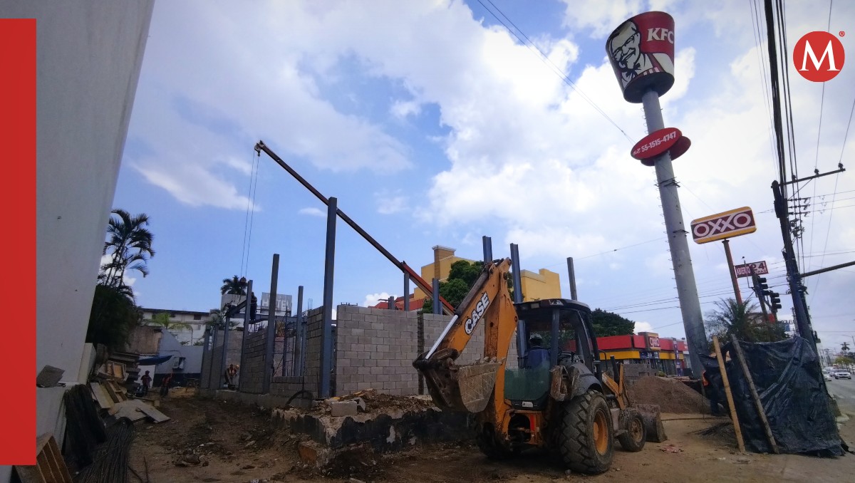 La franquicia KFC remodela su local sobre la Avenida Hidalgo de Tampico. (Víctor Durán)