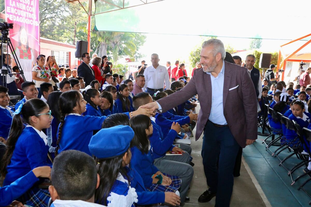 El gobernador del estado señaló que que ahora las maestras y maestros son un ejemplo nacional en formar a las nuevas generaciones.