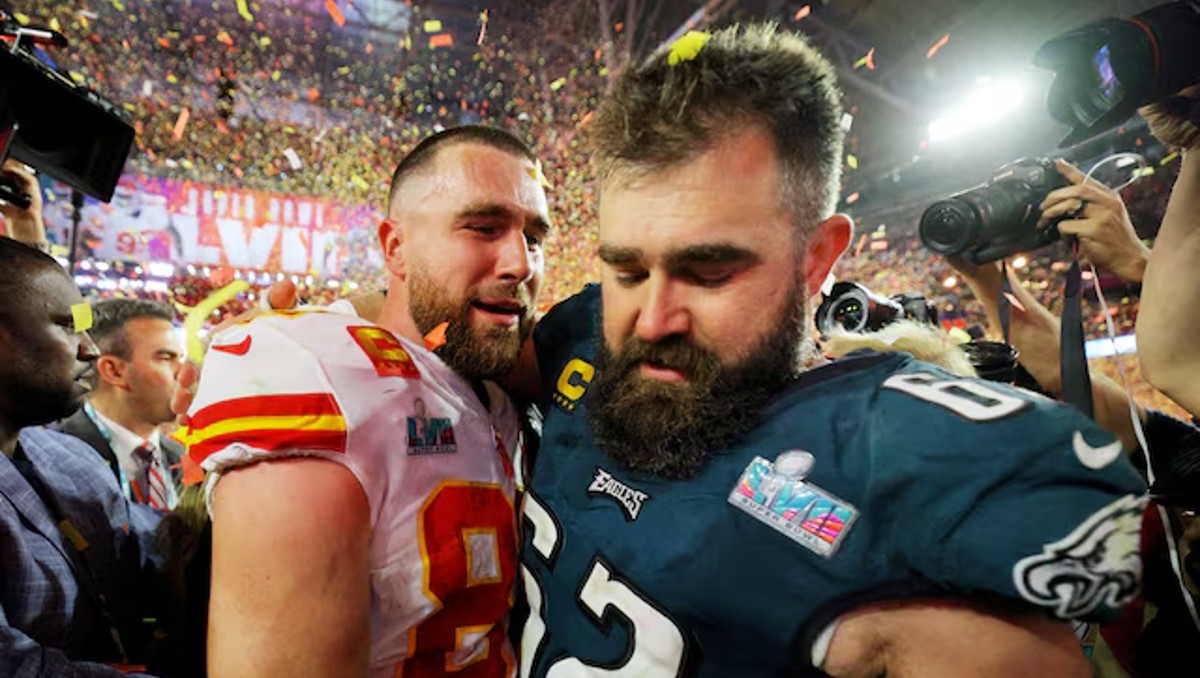 Los hermanos Kelce reciben más de 100 millones de dólares por su podcast (Reuters)