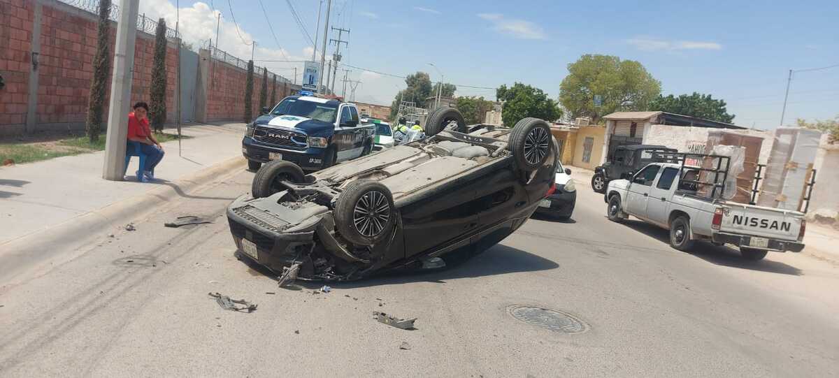 La joven tripulante y Janeth de 50 años, conductora de la segunda unidad, fueron revisados por socorristas de Cruz Roja. | Especial