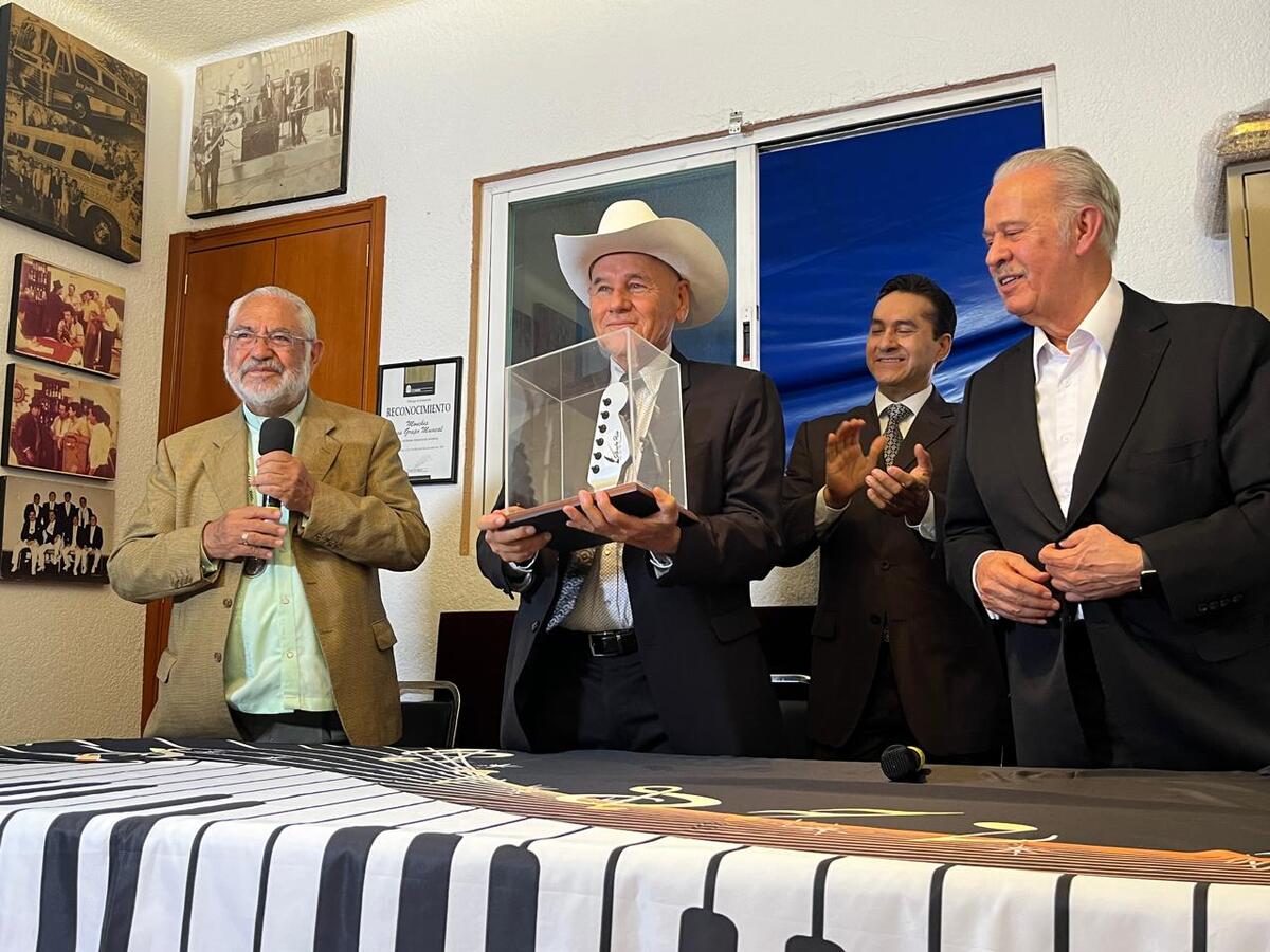 Monchi Arcos entregó reconocimiento al compositor del himno / Lizbeth Cruz