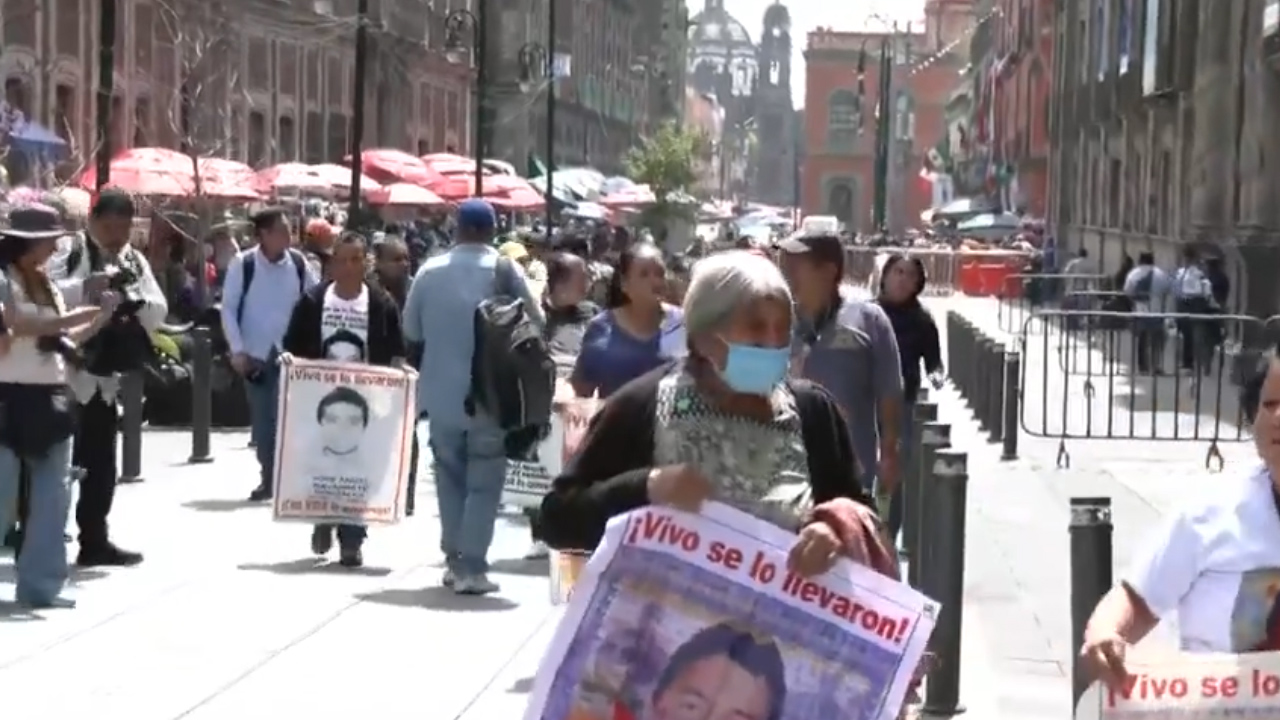 Padres de los 43 normalistas llegan a reunión con AMLO en Palacio Nacional; podría ser la última