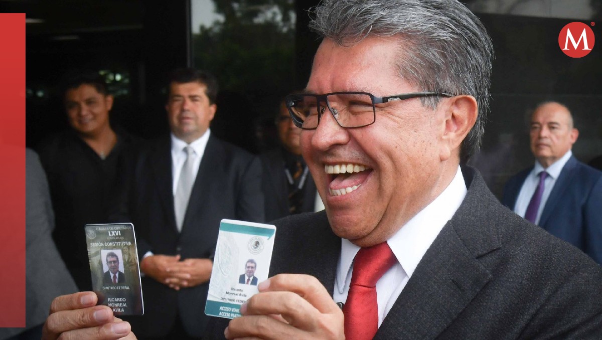 Ricardo Monreal, diputado electo de Morena, muestra sus credenciales tras su registro a la nueva legislatura. | Cuartoscuro