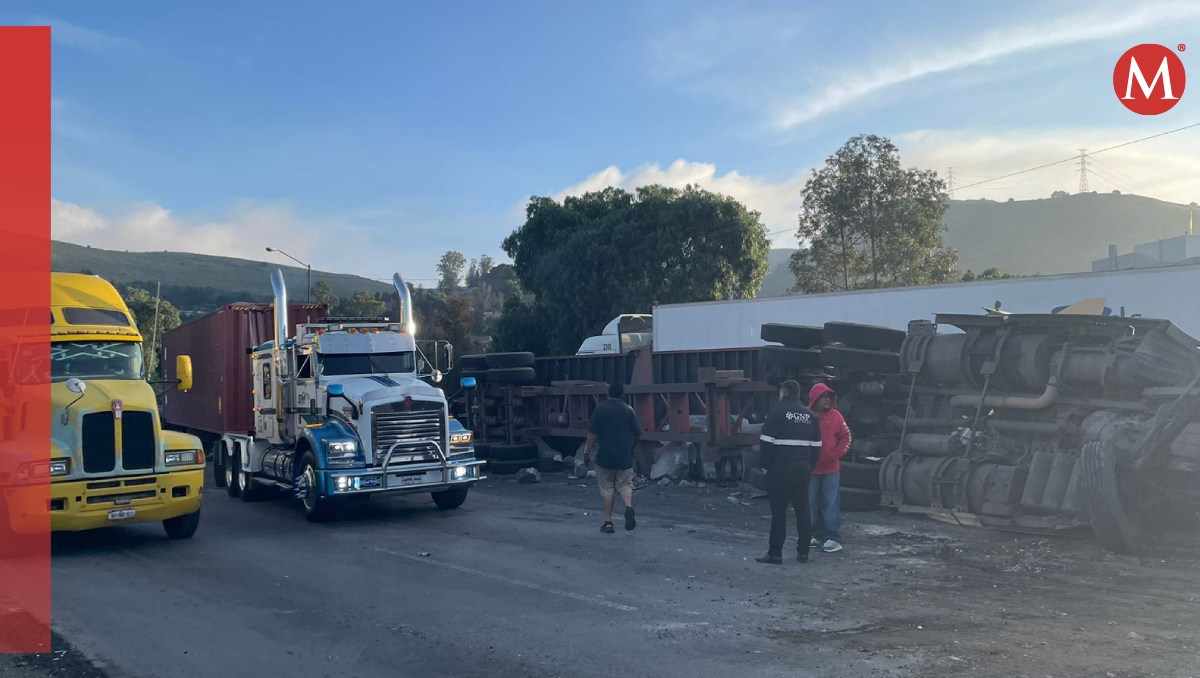 Vuelca camión en la vía Jesús Reyes Heroles, en Tlalnepantla. Foto: (Enrique Luna)