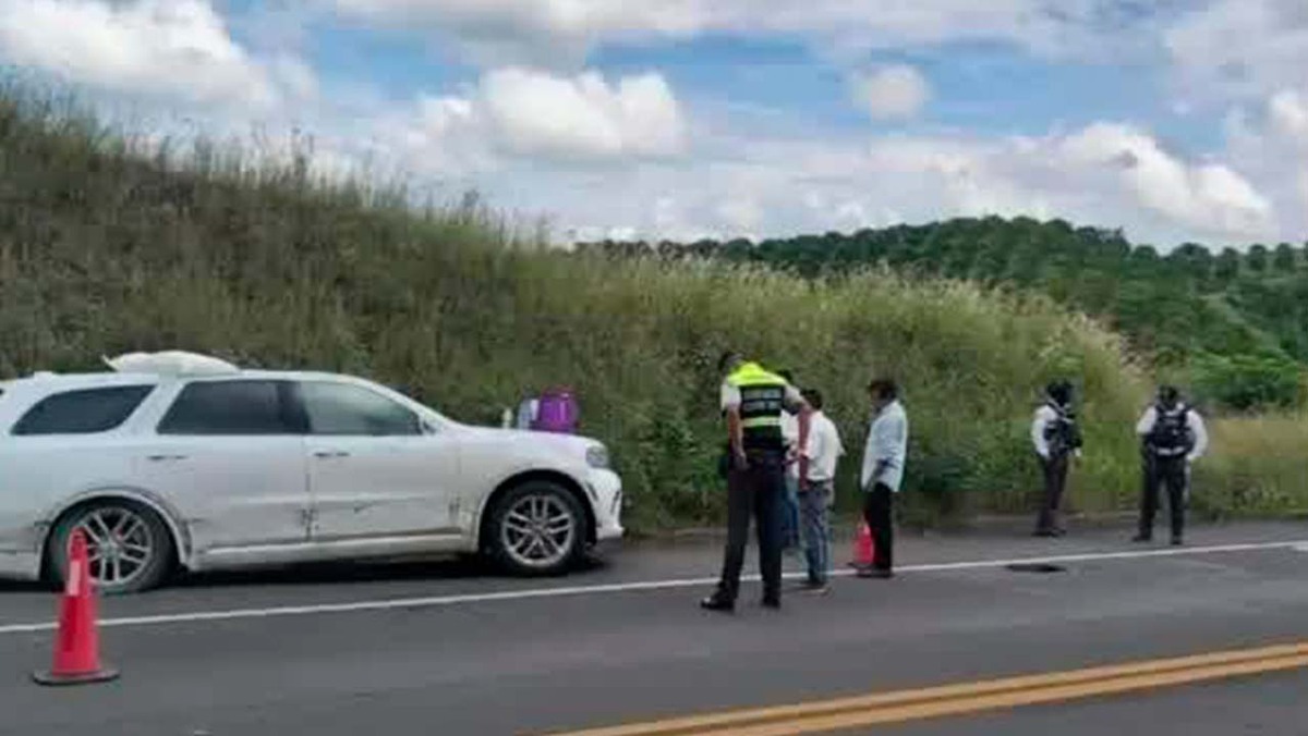 Camioneta del gobierno de Veracruz se volcó y dejó a tres personas heridas